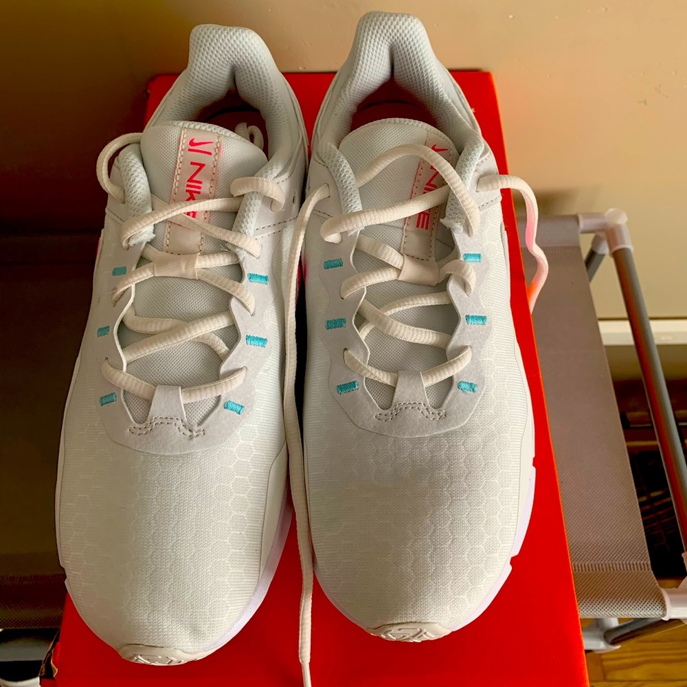 Nike legend essential 2